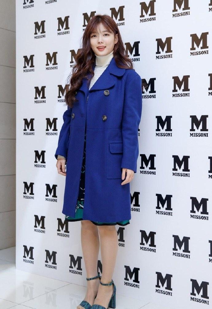 16岁韩国美女金裕贞活动现场穿蓝色大衣