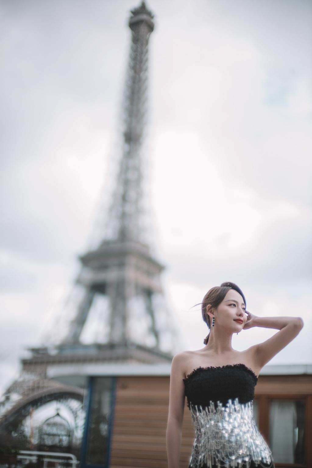 巴黎铁塔下张嘉倪街头妩媚性感写真图片
