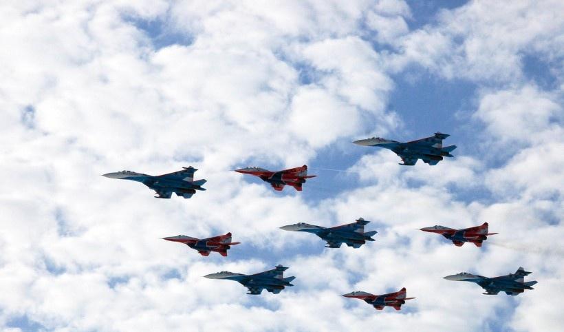 “俄罗斯勇士”飞行表演队现场高清图片