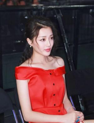 王秀竹开叉红裙妩媚性感活动照图片
