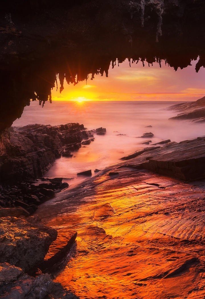 高清唯美海边日出礁石岩洞风景图片