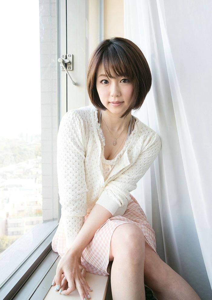 日本短发性感少妇二宫沙树白皙美胸清纯迷人写真