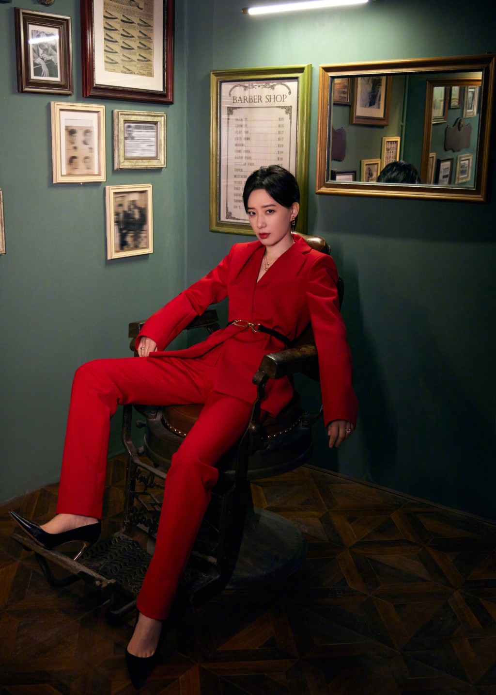 李斯丹妮红色套装酷美时髦范写真图片