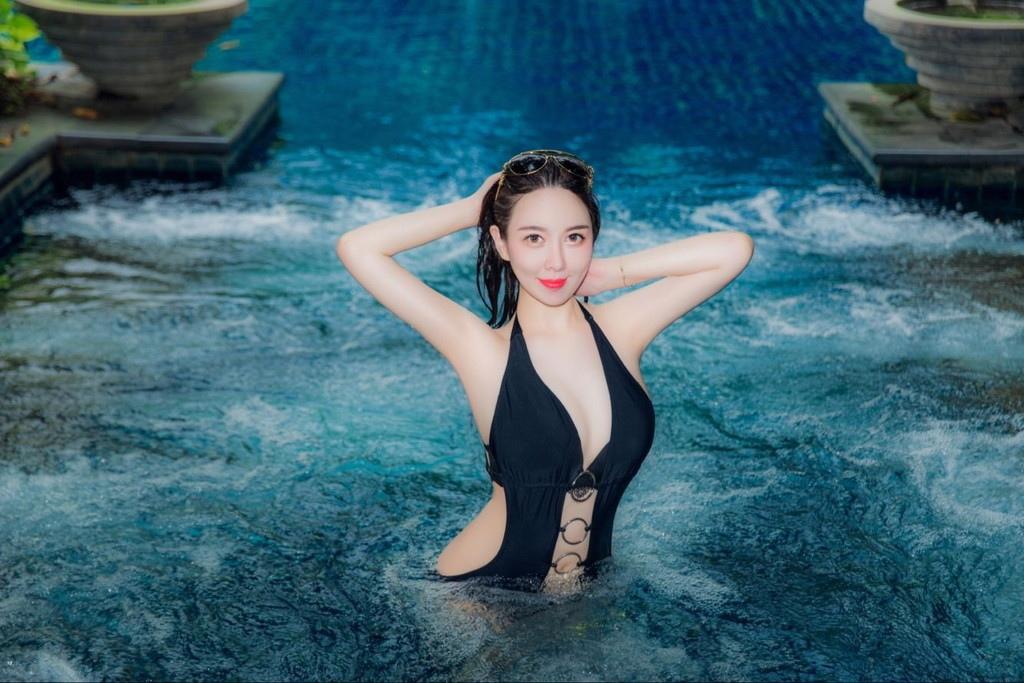 林梓萱曝泳池旁黑色泳衣写真