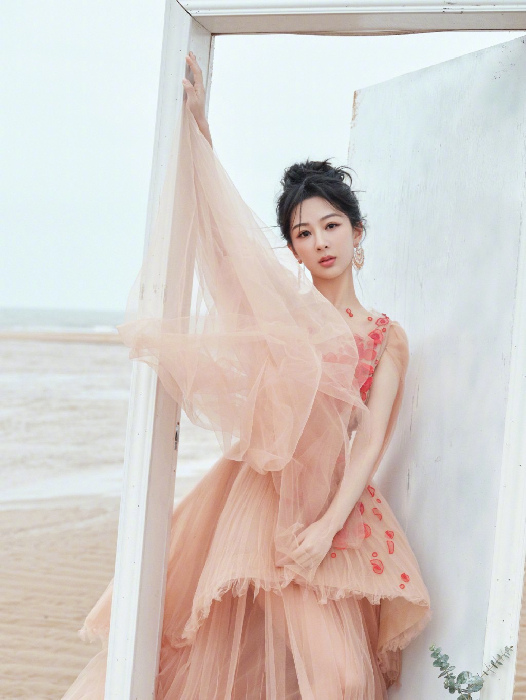杨紫杏色花朵裙优雅温柔写真图片