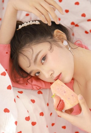 吃草莓蛋糕的清纯美女写真