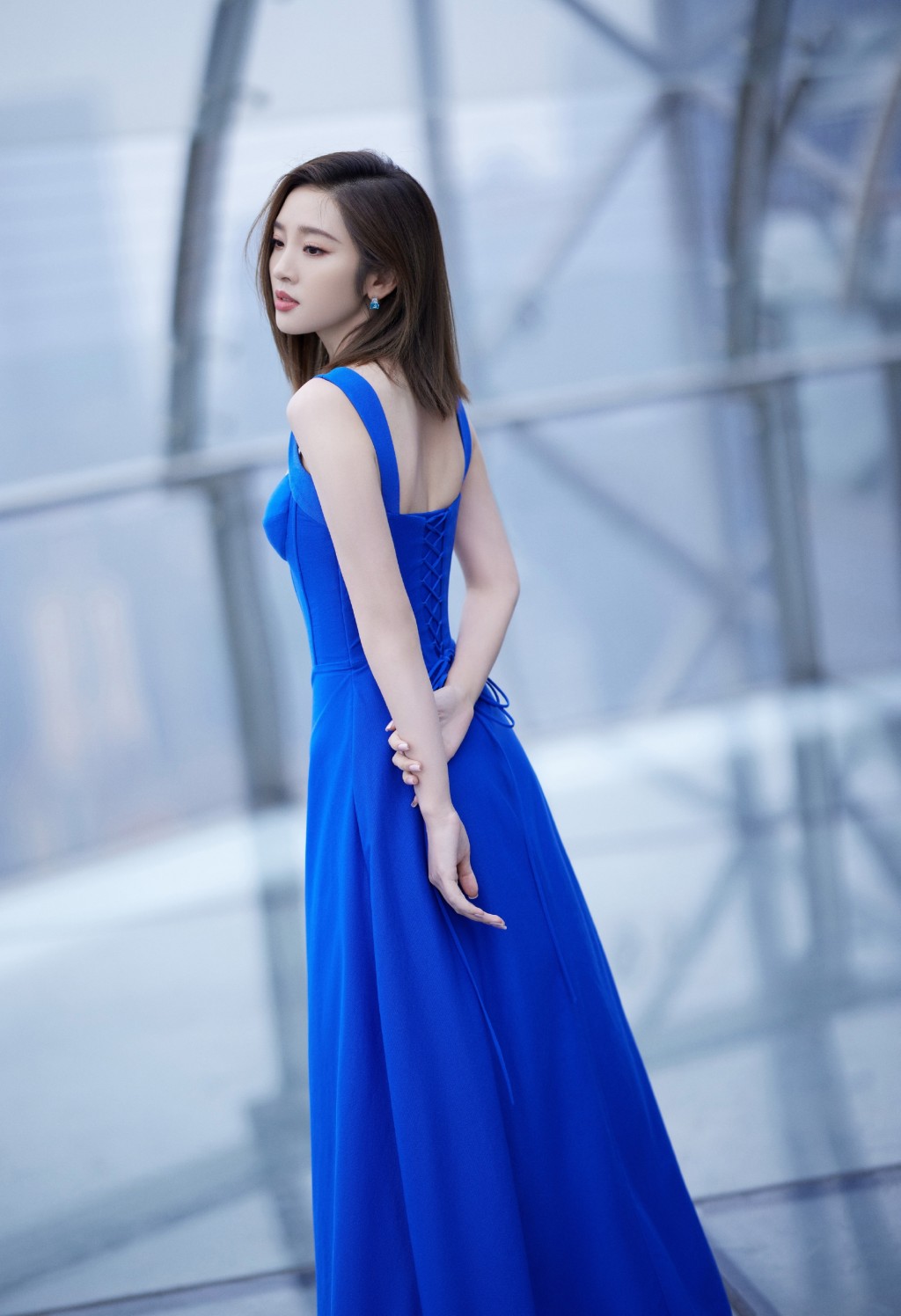 唐艺昕蓝裙优雅气质写真图片