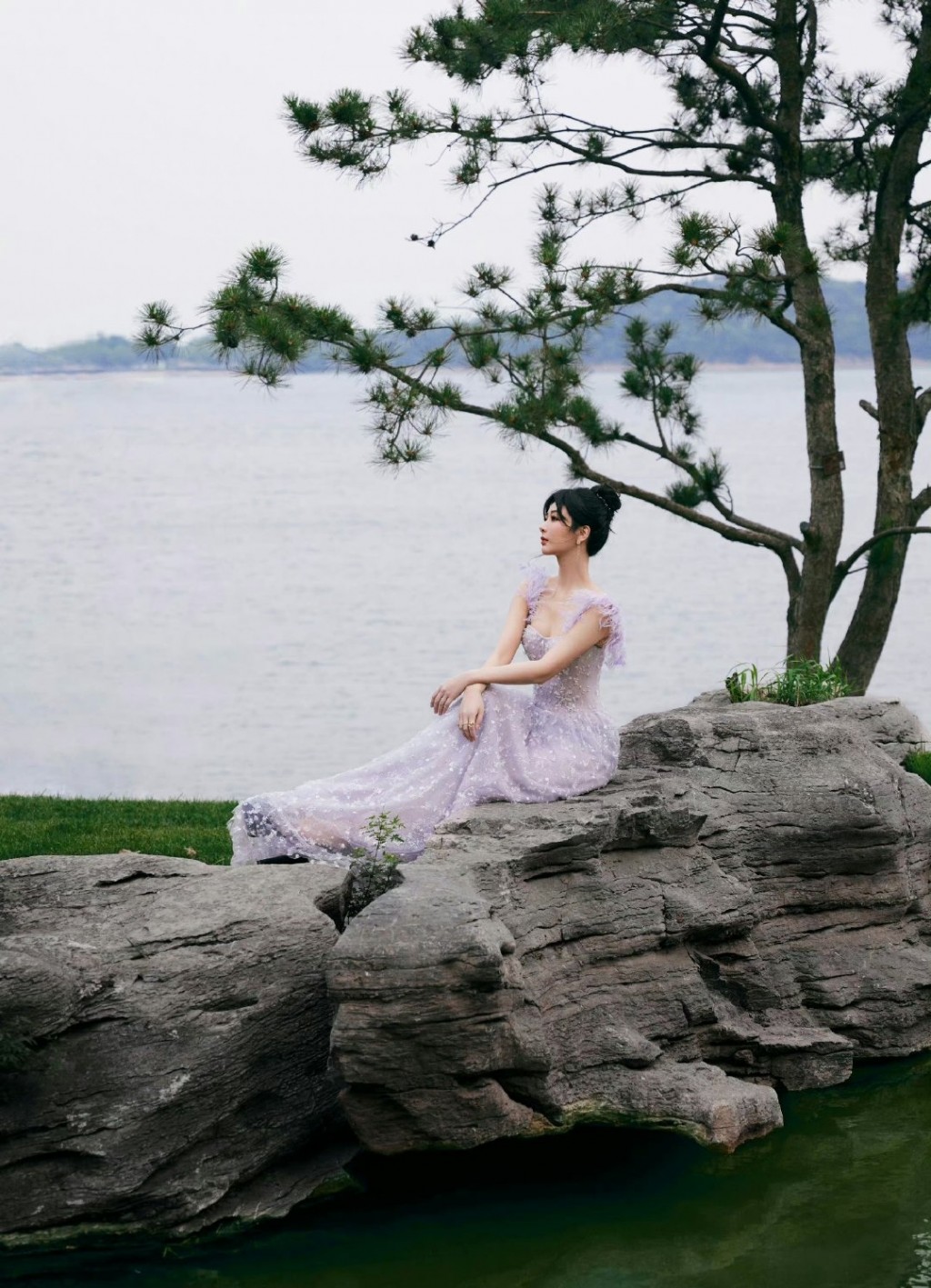 杨紫羽毛吊带裙灵动柔美优雅写真图片