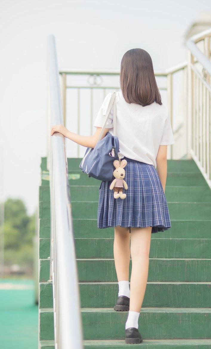 齐刘海学生妹校园制服修长双腿活力可爱写真图片