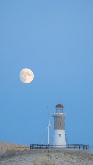 灯塔与月亮相伴清新风景