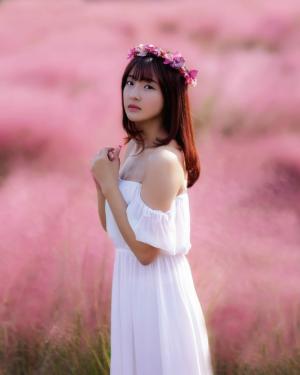 粉色花海的校园女神唯美时尚写真