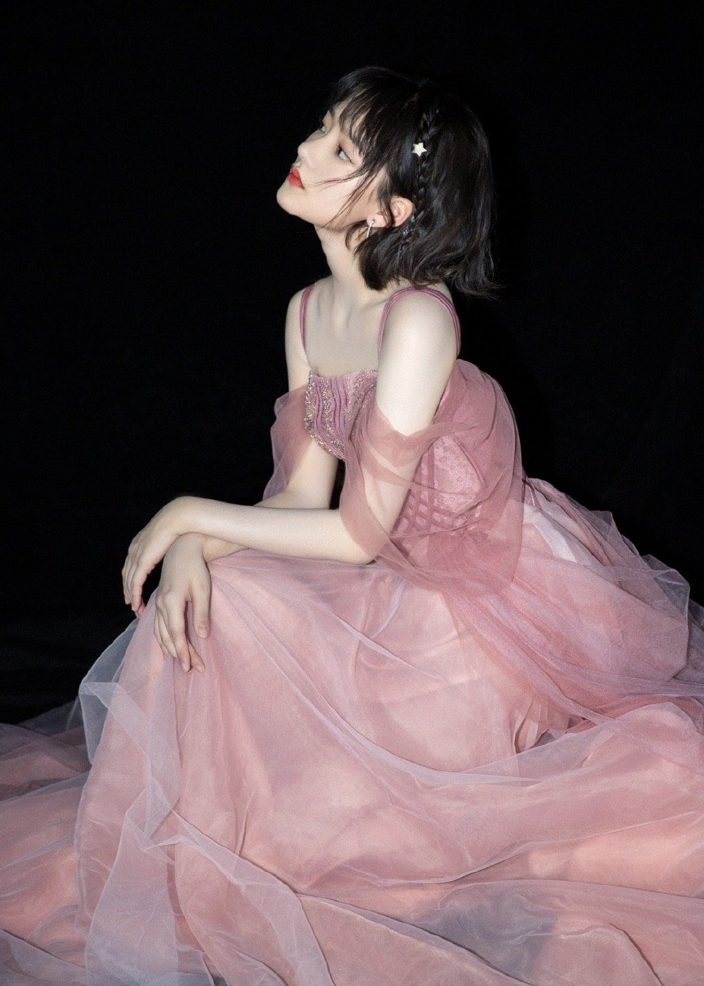 任敏粉色纱裙优雅时尚活动照图片