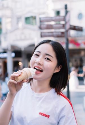 上海南京路吃冰淇淋的可爱美少女俏皮写真