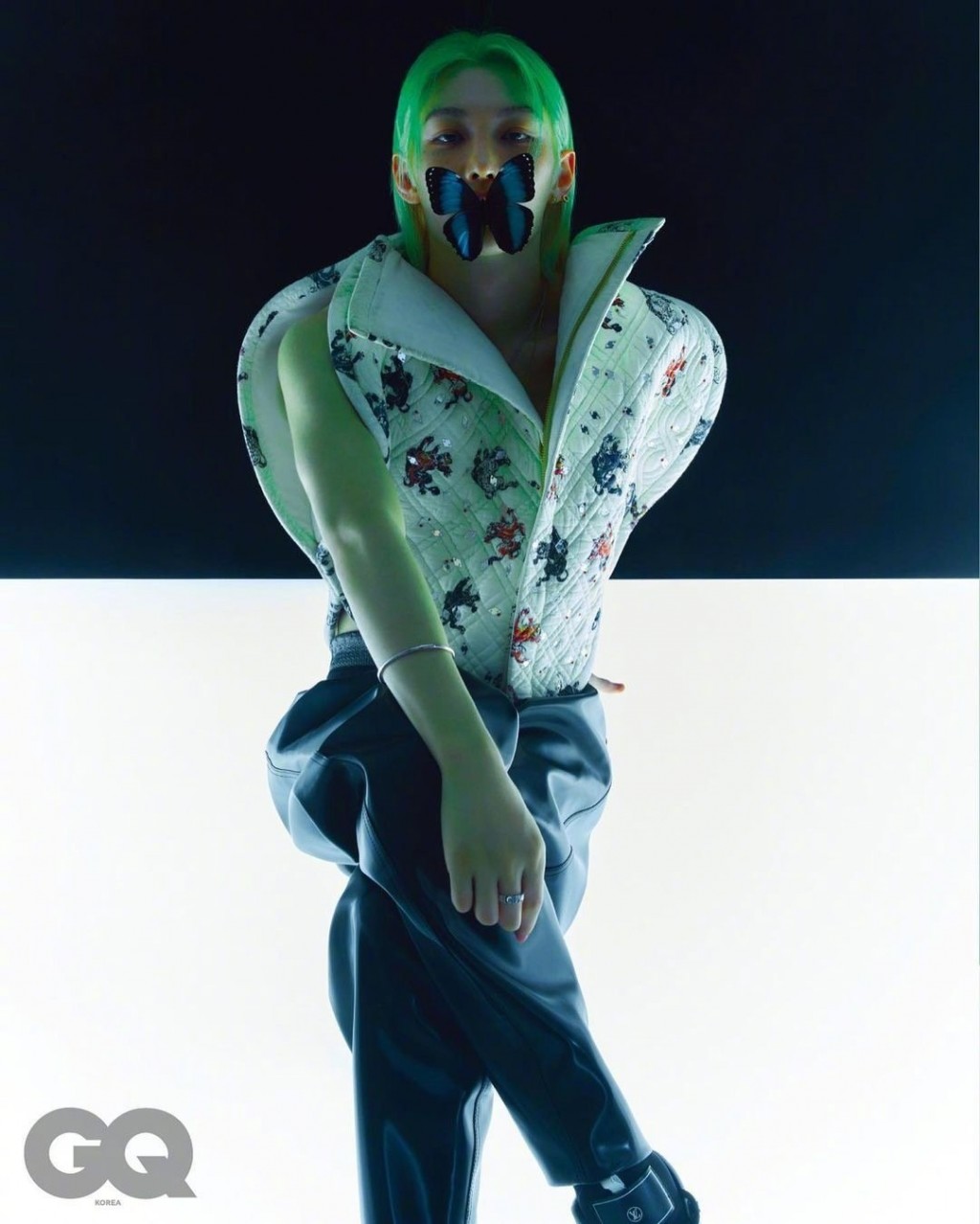 李龙馥绿发造型冷冽个性封面画报图片