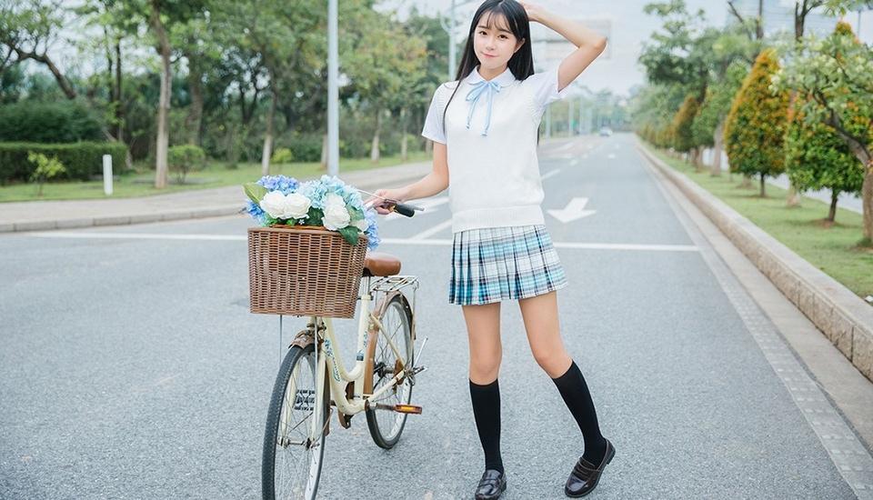 骑自行车的清纯美女校花唯美写真照