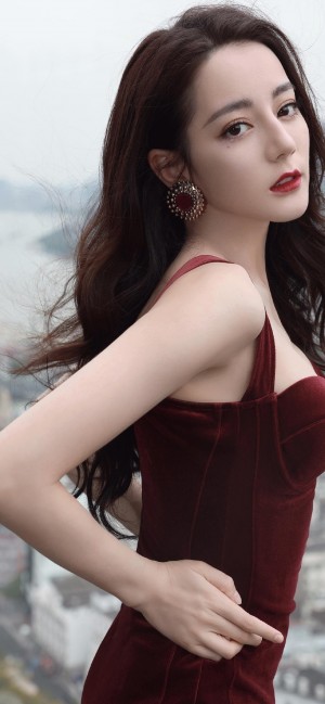 迪丽热巴吊带红裙优雅性感手机壁纸