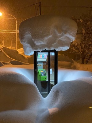 日本北海道大雪下的电话亭