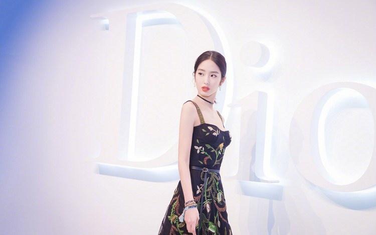 杨采钰Ora身着Dior黑色刺绣纱裙配上一抹珊瑚色红唇别外娇俏图片