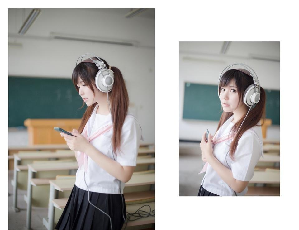 教室里静静的享受音乐的少女写真