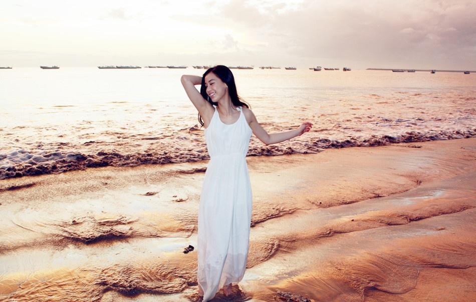 黄圣依海边优雅纯美杂志封面写真图片