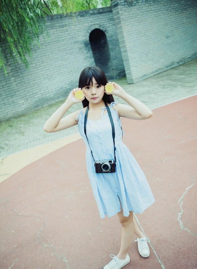 可爱的柠檬少女夏日漫步校园写真