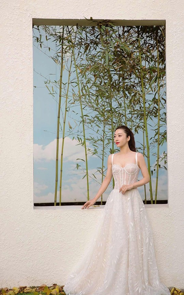 刘思彤蕾丝长裙优雅性感写真图片