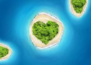 海上的爱心小岛全景高清图片