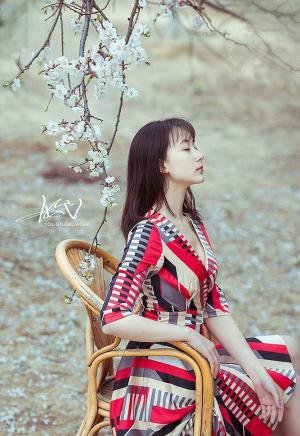 樱花树下文静清秀美女独坐意境写真