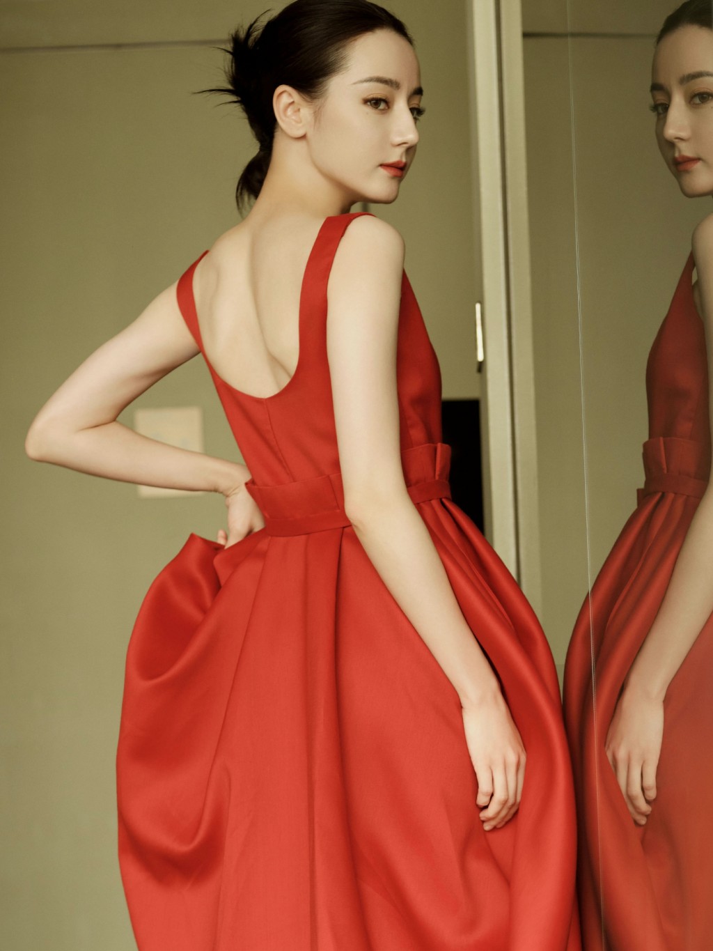 迪丽热巴红裙简约优雅气质写真图片