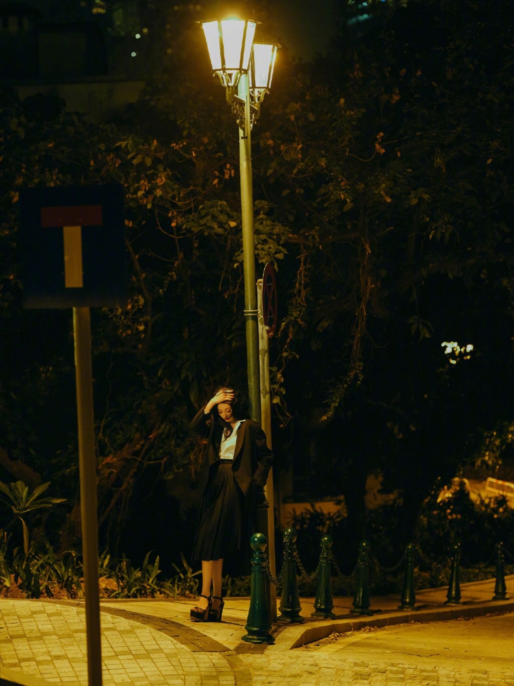 迪丽热巴黑色套装夜色街角写真