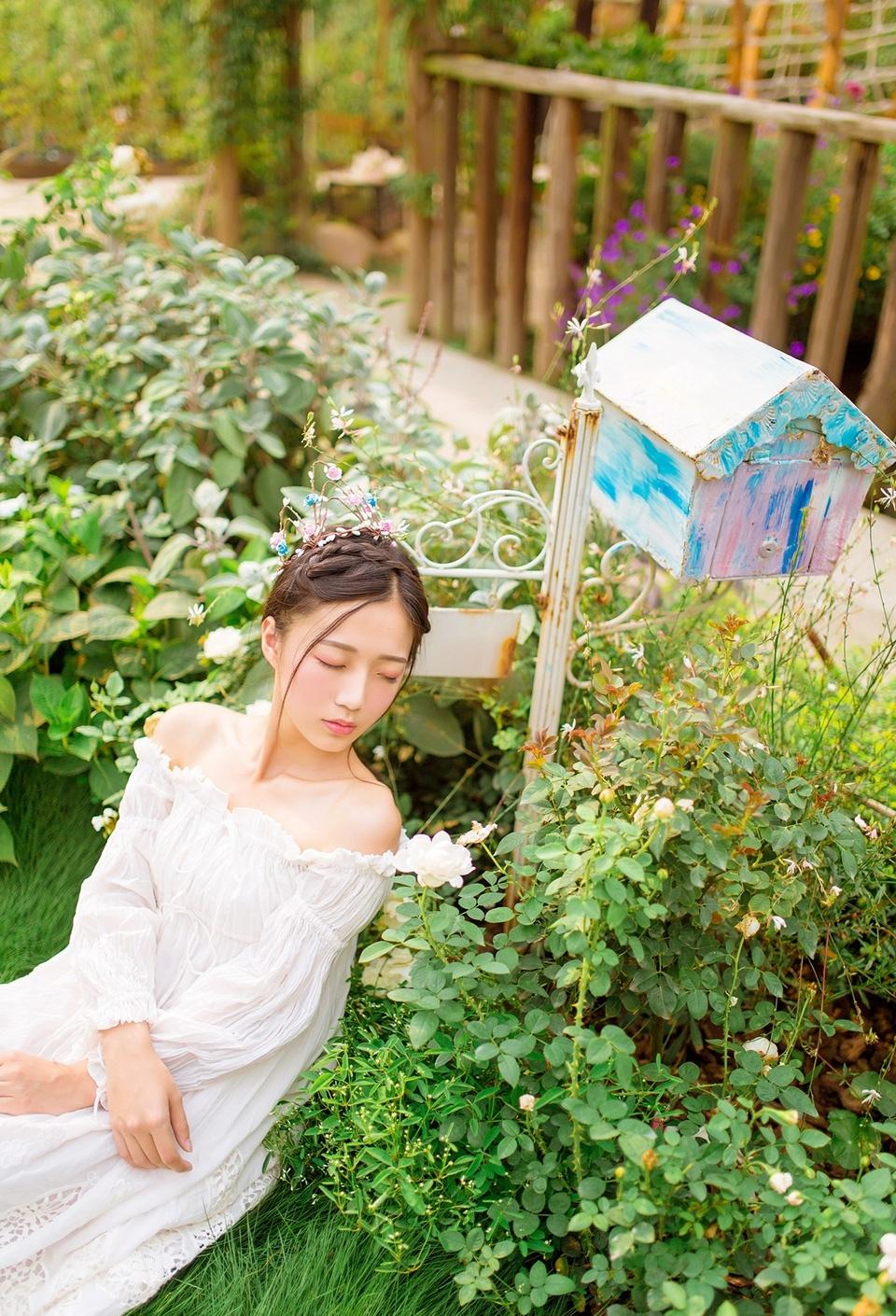 日系风格少女白色飘逸长裙烂漫花园清新写真