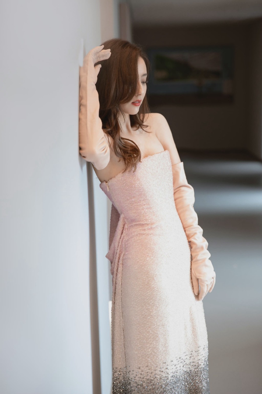佟丽娅Fendi高定礼服优雅迷人气质写真图片