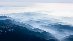 云雾缭绕的阿尔卑斯山脉