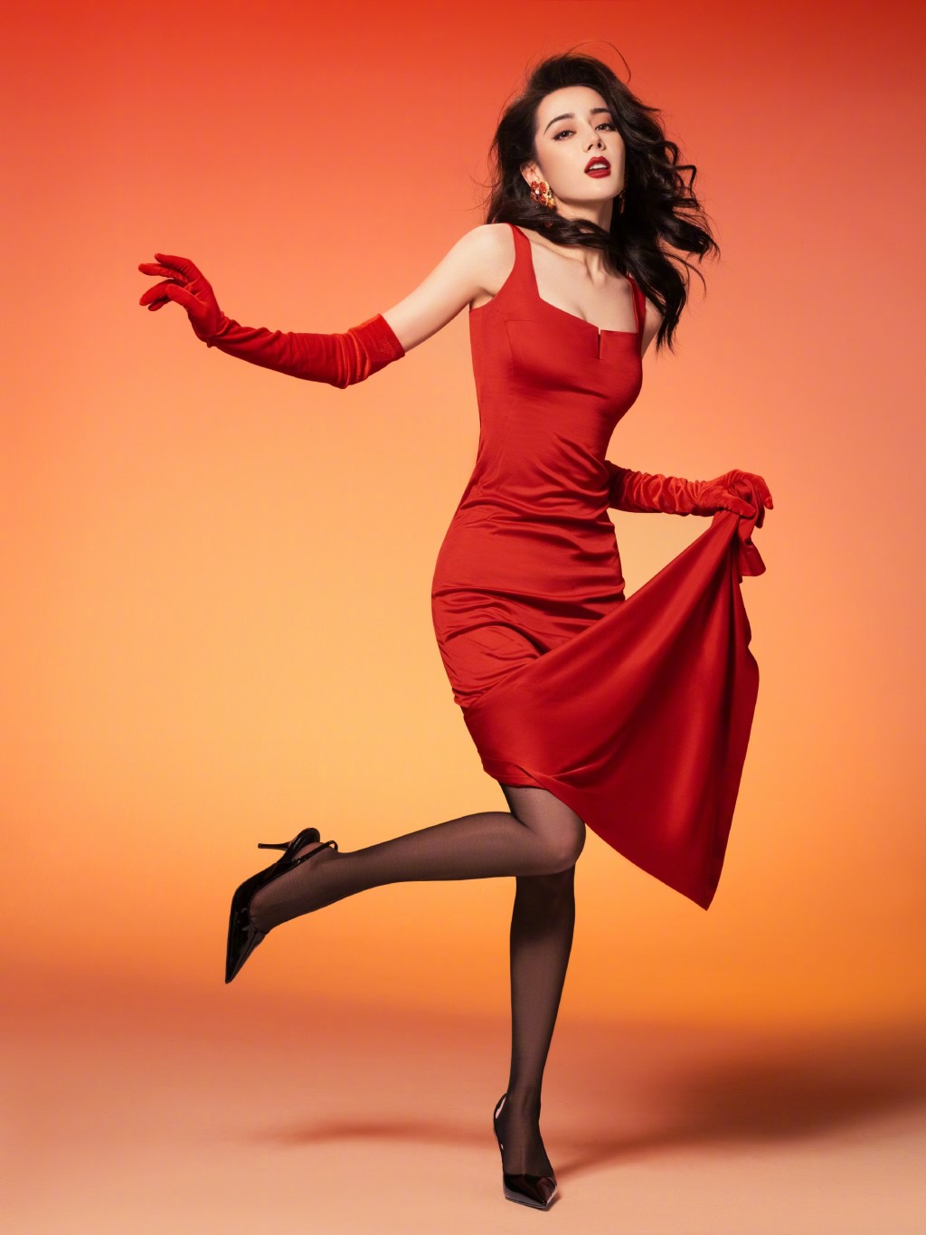 迪丽热巴红裙卷发复古造型明艳摩登写真图片