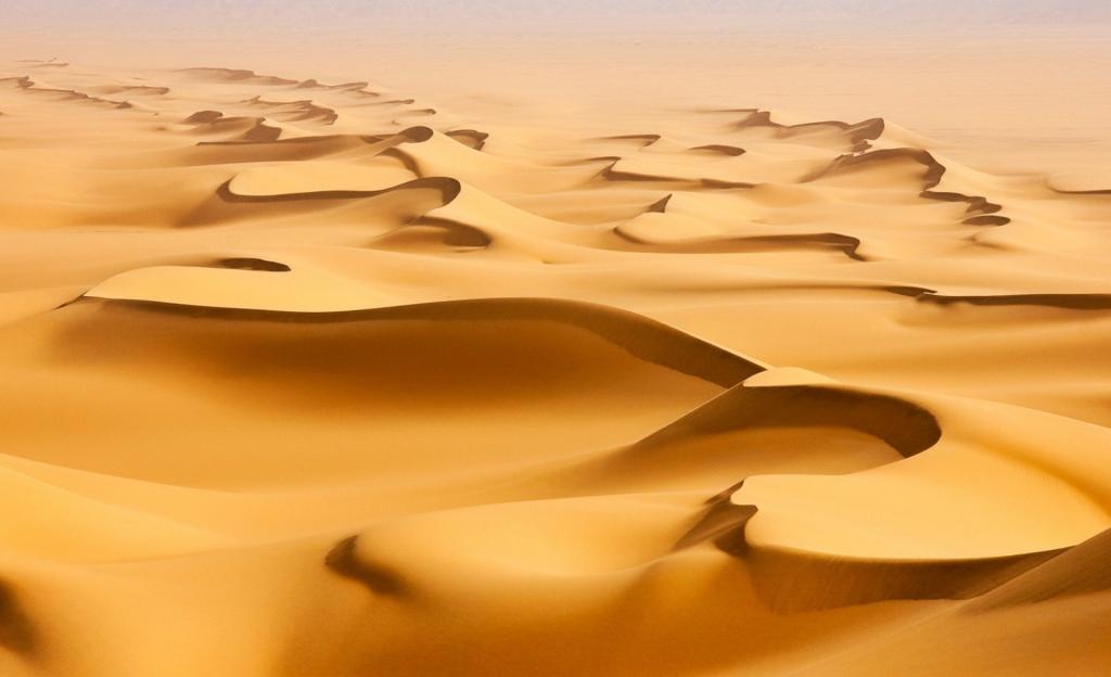 酷热沙漠黄沙图片