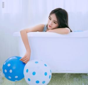 蓝与白清纯美少女浴缸内高清图片