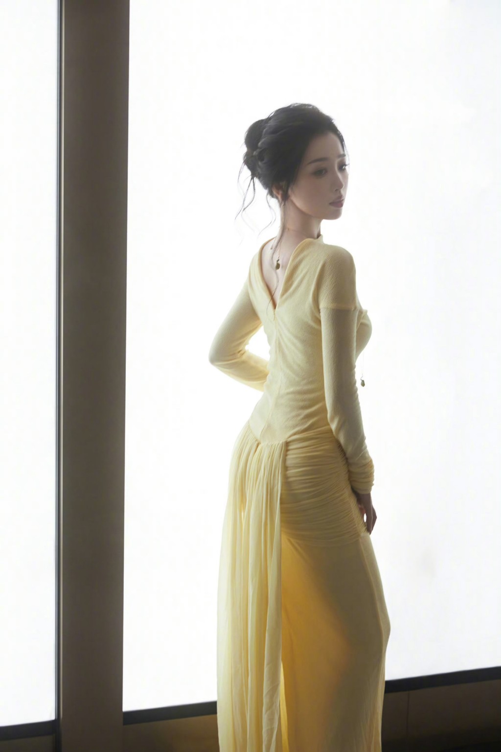 虞书欣淡黄色修身长裙高级美感写真