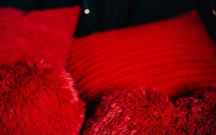 颜色艳丽触感柔软的红色床单图片特写