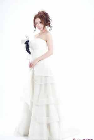 裴紫绮扮“妩媚新娘” 白色显高雅写真