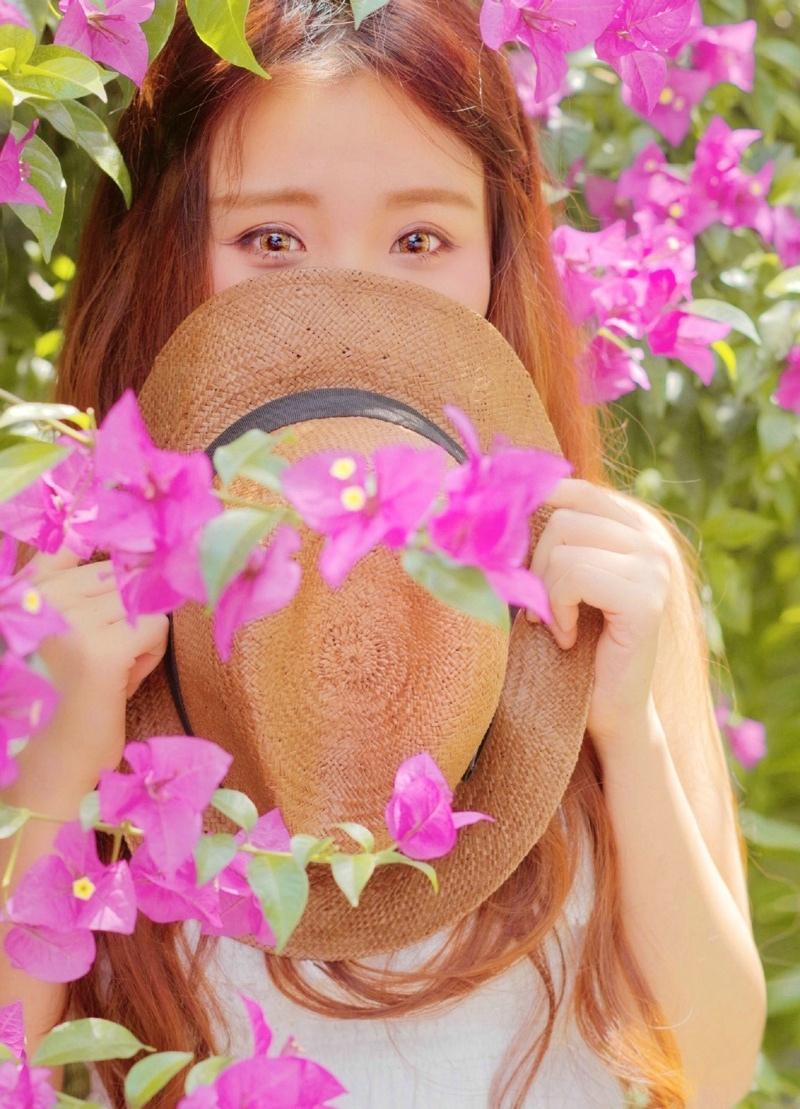 鲜艳花朵中的韩系可爱圆脸性感少女