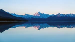 山湖泊倒影风景图片
