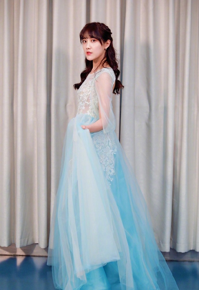 SNH48李艺彤薄纱蕾丝长裙优雅气质写真图片
