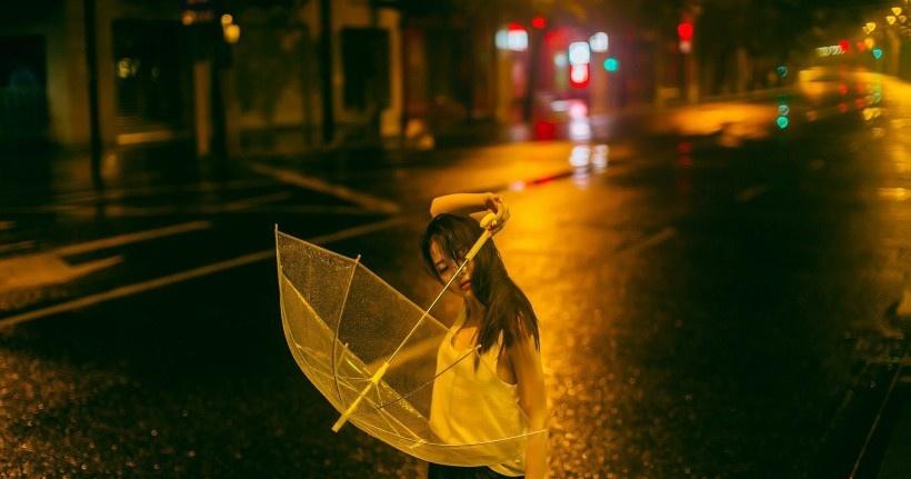 伤感雨中撑伞女孩写真
