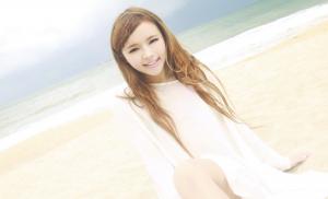 优雅美女裴紫绮的纯白沙滩风采
