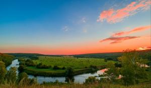 夕阳下的俄罗斯山丘河流4K风景壁纸