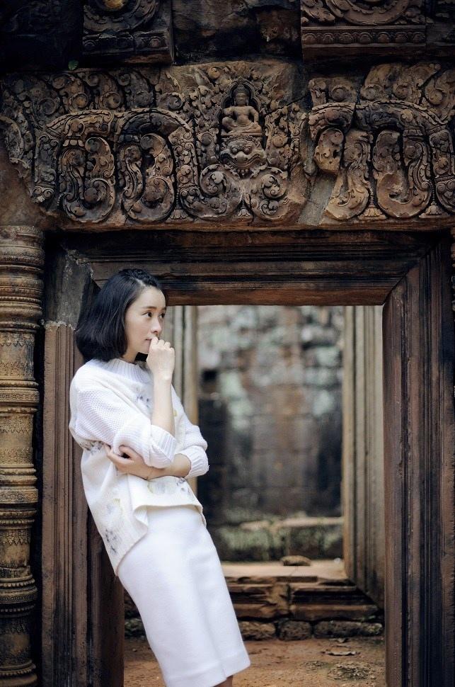 知性美女吴越最新柬埔寨写真 清新文艺显脱俗气质