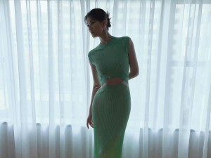 乔欣绿色修身长裙优雅气质写真