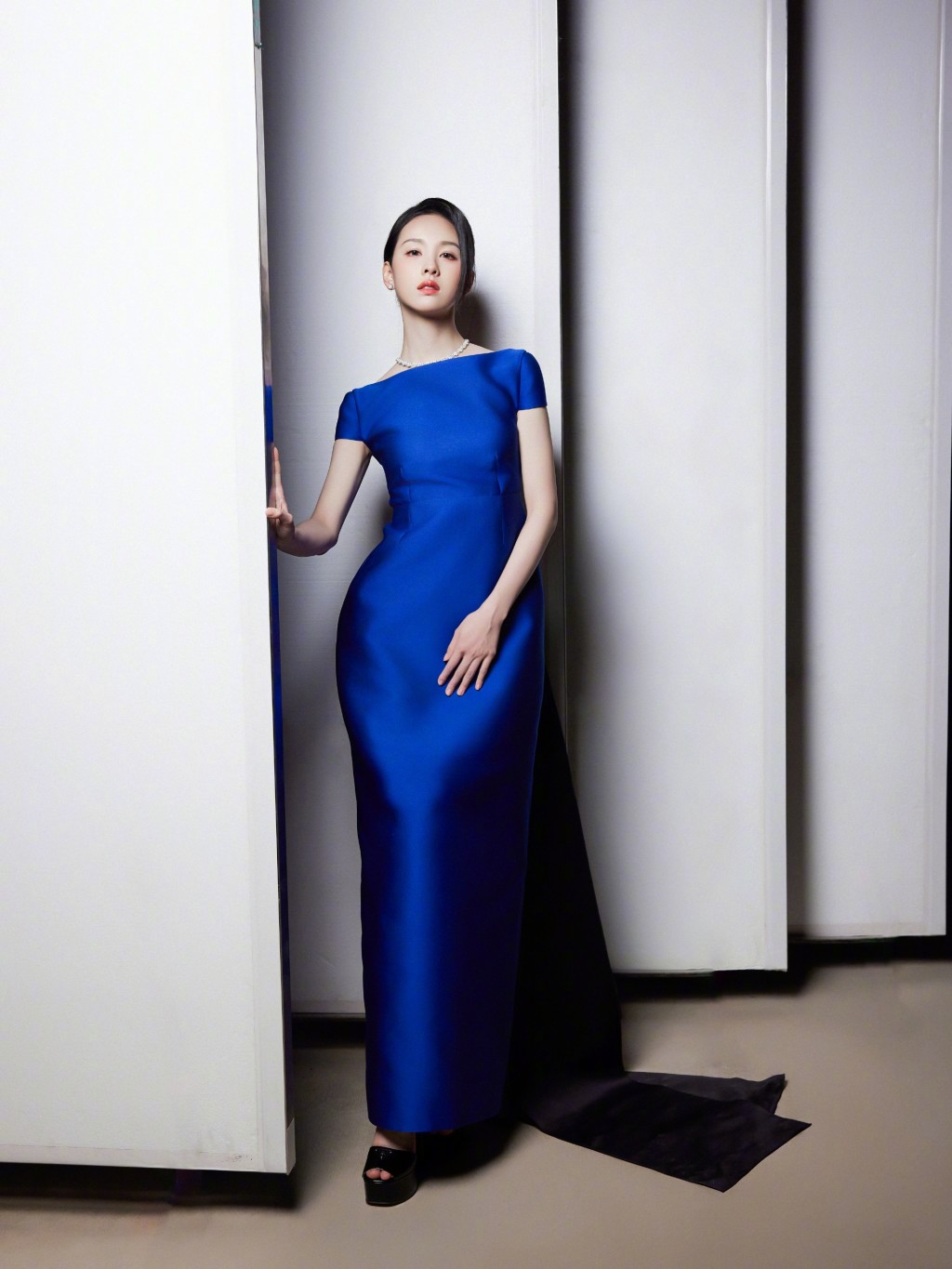 陈都灵蓝色缎面礼服简约优雅高级感写真图片