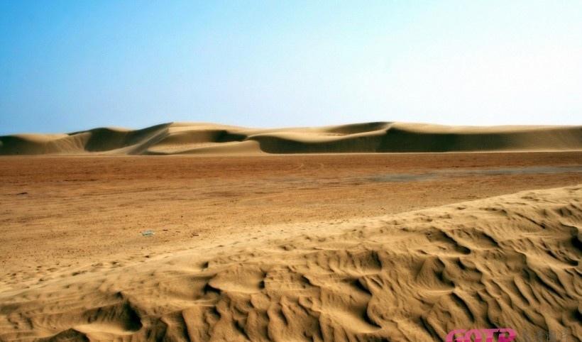酷热沙漠黄沙风景图片