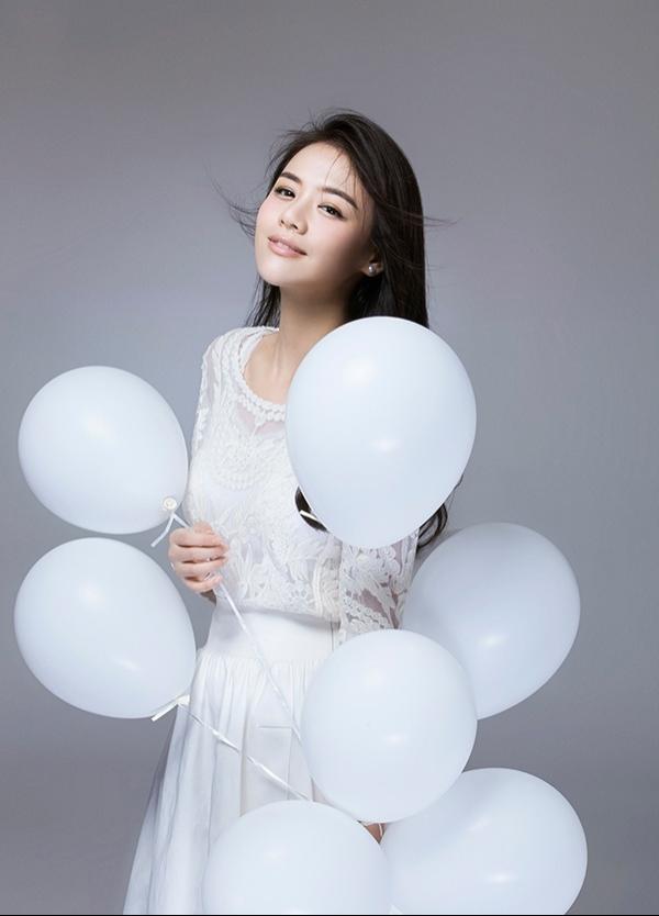 马思纯白裙气球唯美时尚写真